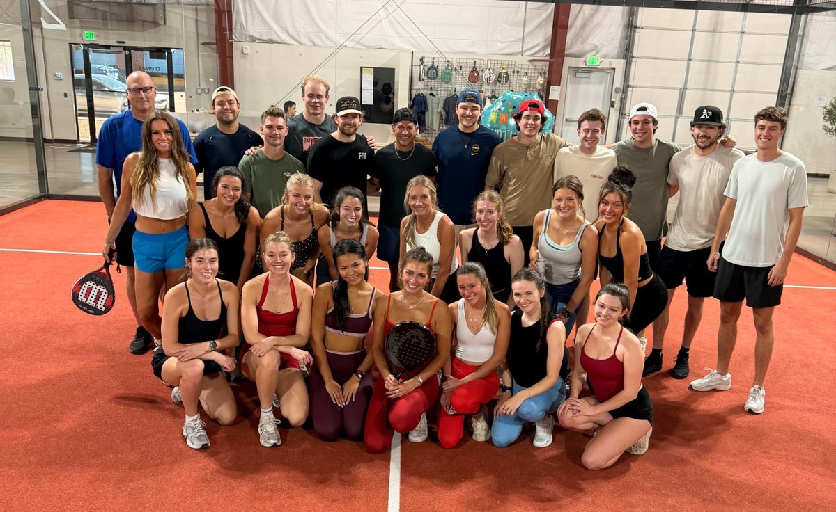 A group of about thirty players celebrating a birthday on an Arenna court